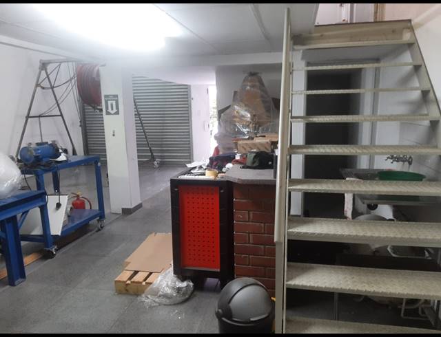 159M² MINI FACTORY TO LET IN CAVERSHAM GLEN